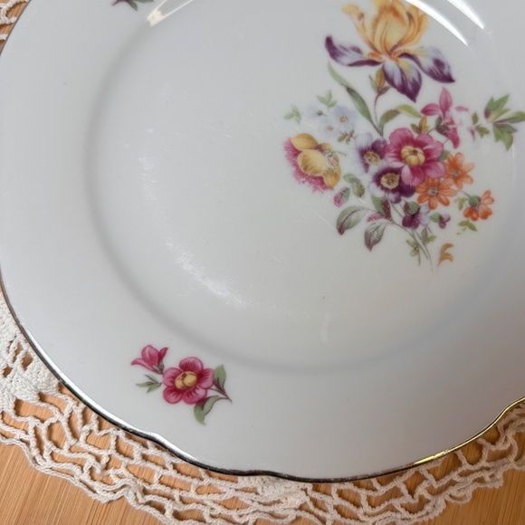 Vintage Kahla Floral Saucer Plate | GDR East Germany | Scalloped Gold Rim - Picture 2 of 6